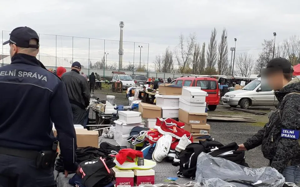Celníci při razii odhalili padělky na vyhlášeném blešáku i v tradičních tržnicích. Falšují se i dětské stavebnice
