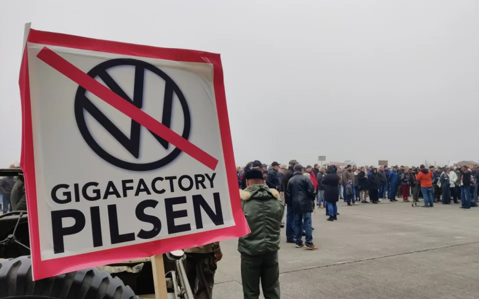 Proti stavbě gigafactory toho děláte málo, hřímala opozice na městském zastupitelstvu