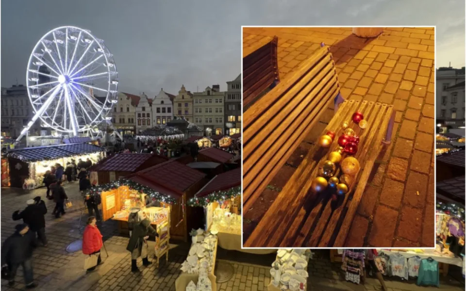 Opilá mládež řádila na náměstí a strhávala výzdobu z adventních stánků