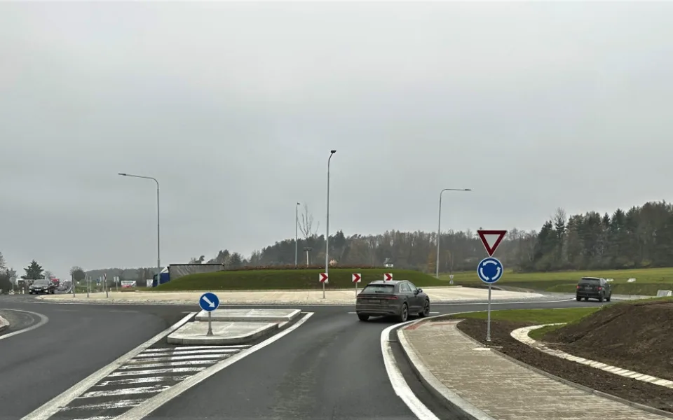 Skončilo nekonečné čekání v dlouhých kolonách před semafory. Kruhový objezd na důležité silnici v Losiné je hotový