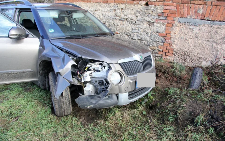 Zfetovaný muž v kradeném autě se pokoušel ujet policistům, během divoké jízdy několikrát boural