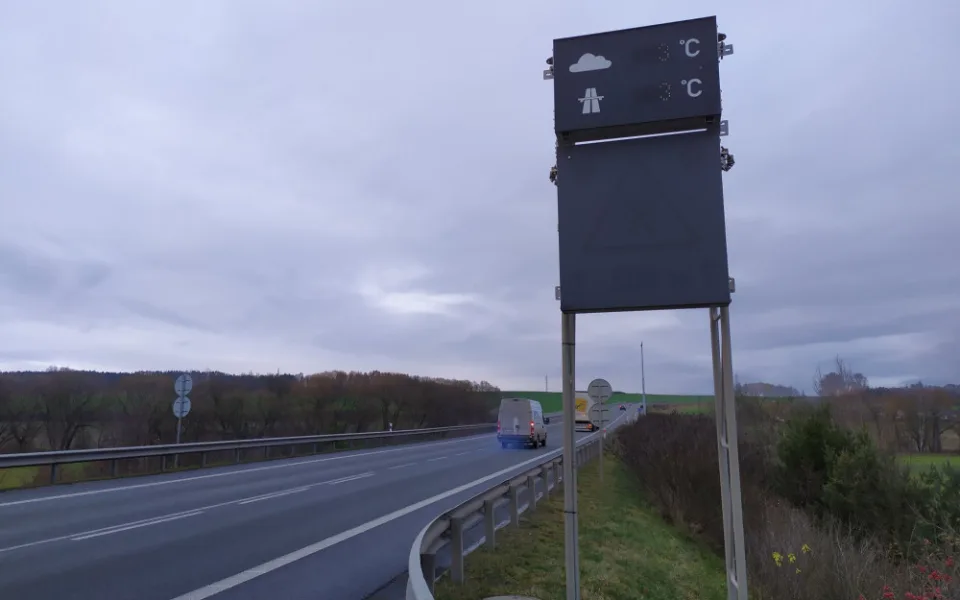 Řidiči v ČR zažívají teď nejnebezpečnější část zimy, rizikové jsou hlavně mosty, kde namrzá vozovka