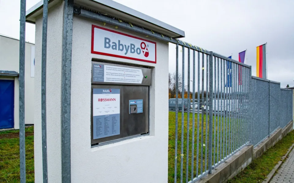 Poslední okresní město se dočkalo babyboxu, netradičně je v areálu tachovské továrny