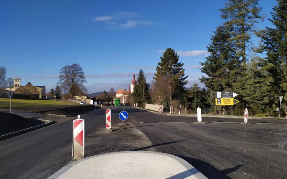 Motoristům odpadne další dlouhé čekání v kolonách, konečně končí i oprava silnice I/20 v Nepomuku