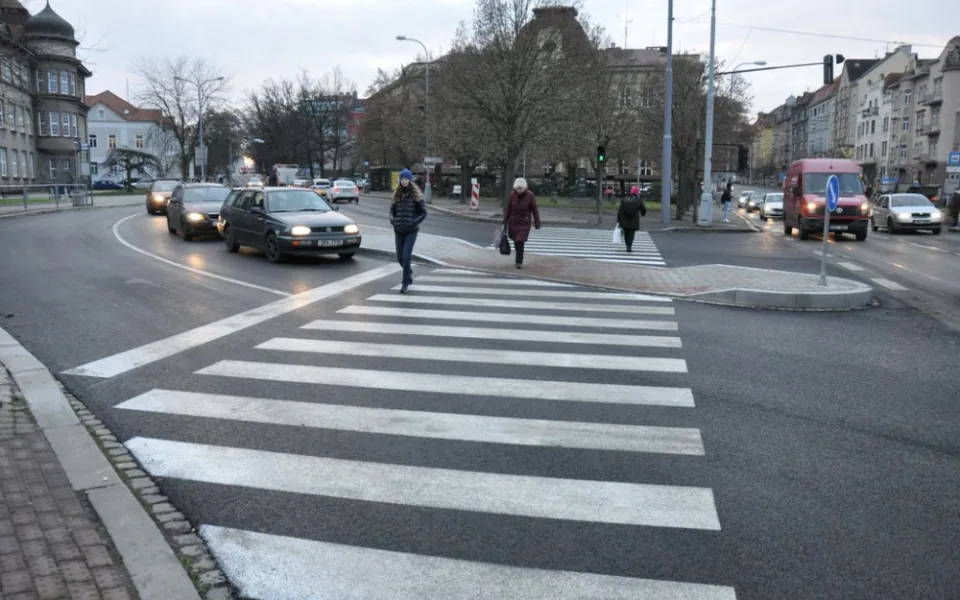 Rušné Chodské náměstí je nyní bezpečnější a přehlednější, opravy se dočkala i silnice a zastávky MHD