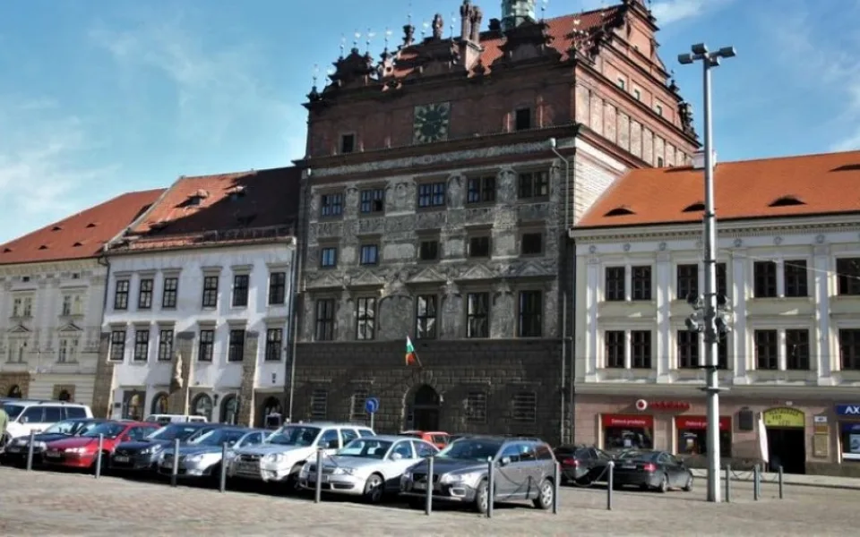 Nad osudem "papalášského" parkoviště před budovou magistrátu se stahují temné mraky. Ve hře je jeho zrušení