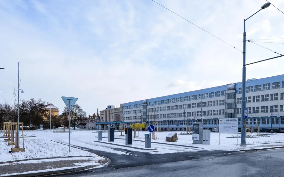 Řidiči mohou využívat nové záchytné parkoviště u autobusového nádraží, pojme až 163 aut