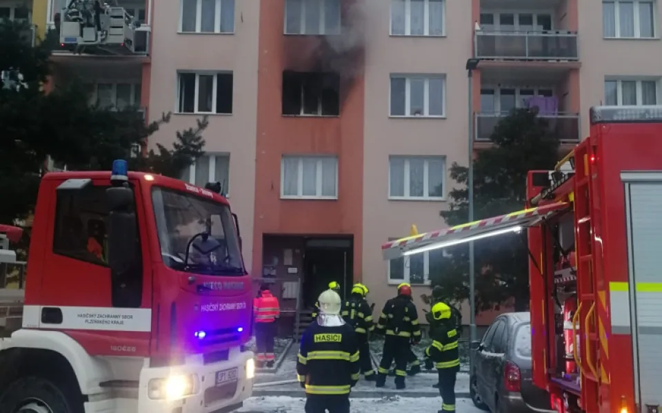 Hasiči bojovali s požárem bytu, čtyři lidé se nadýchali kouře a skončili v nemocnici