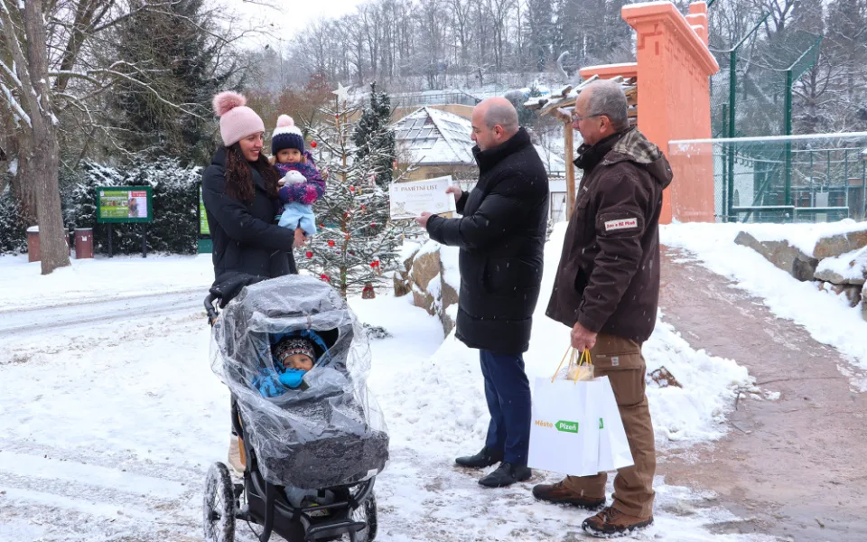 Letošní půlmiliontou návštěvnici zoo přivítal primátor Plzně Roman Zarzycký a ředitel zoo Jiří Trávníček