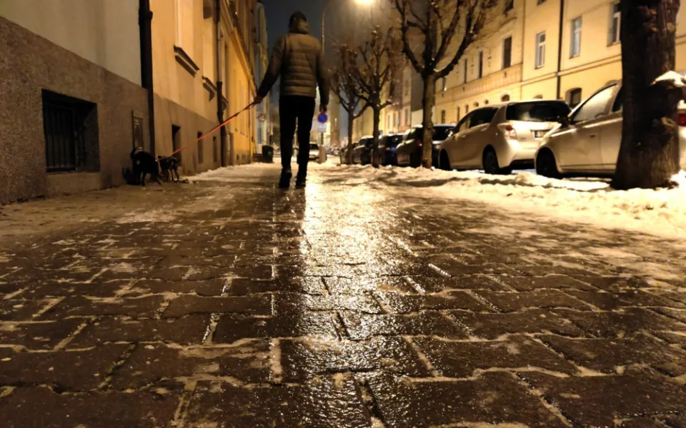 Chodníky se změnily v ledové kluziště, záchranáři ošetřili desítky lidí