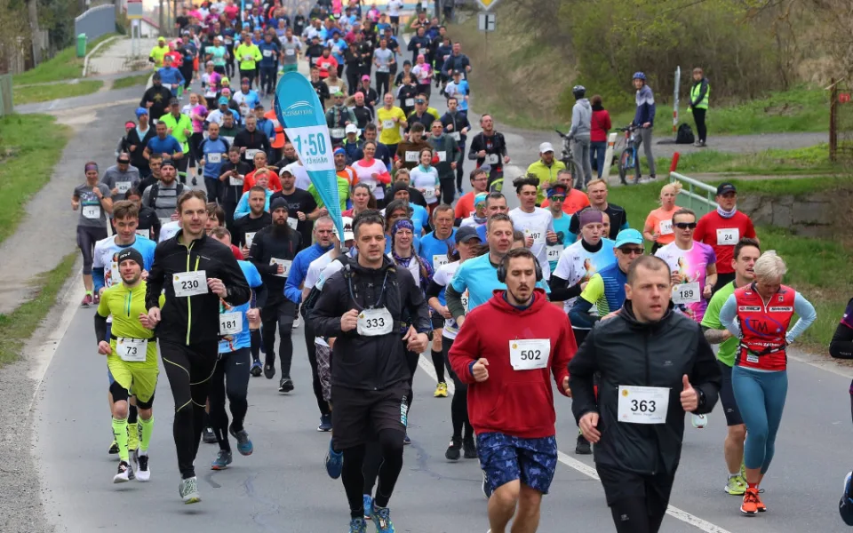 Ještě nemáte pro své blízké vánoční dárky? Kupte jim pod stromeček startovné na Půlmaraton Plzeňského kraje!