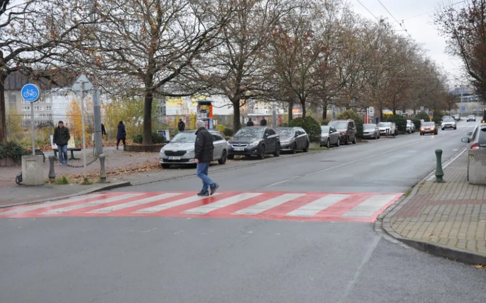 Přechody na Americké třídě zčervenaly, nyní jsou výraznější a bezpečnější