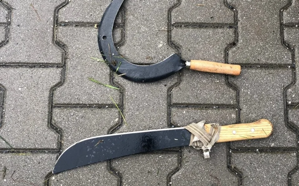 Zfetovaný muž kolem sebe máchal mačetou, jeho batoh ukrýval i srp