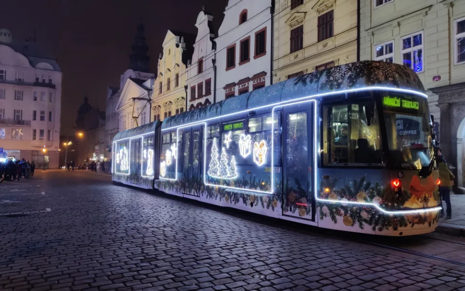 O nejkrásnější vánoční tramvaj soutěží v populární anketě rekordní počet měst