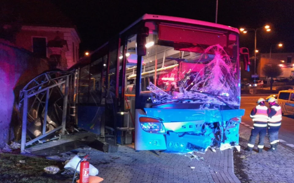 Při srážce autobusu a osobního auta se zranilo několik osob, záchranáři převezli do nemocnici i roční dítě