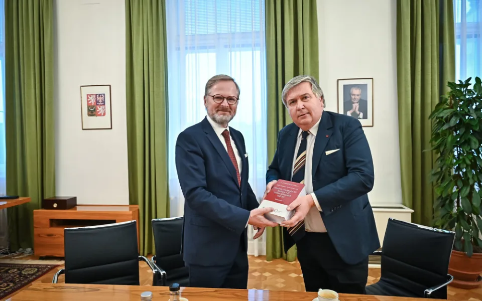 Premiér Petr Fiala podpořil projekt “Nejen zbraně, ale i knihy“