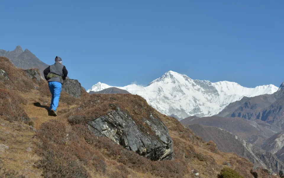 SAMA V NEPÁLU: Výš, skokem nad čtyři tisíce metrů a Cho Oyu střídá Mount Everest