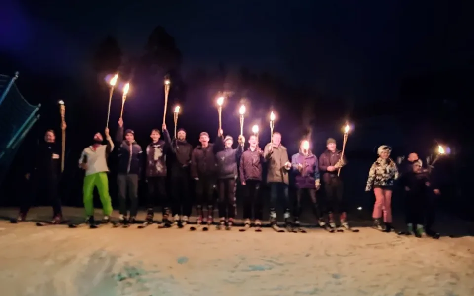 Na sjezdovce v Nýrsku se lyžaři s pochodněmi loučili jízdou se starým rokem