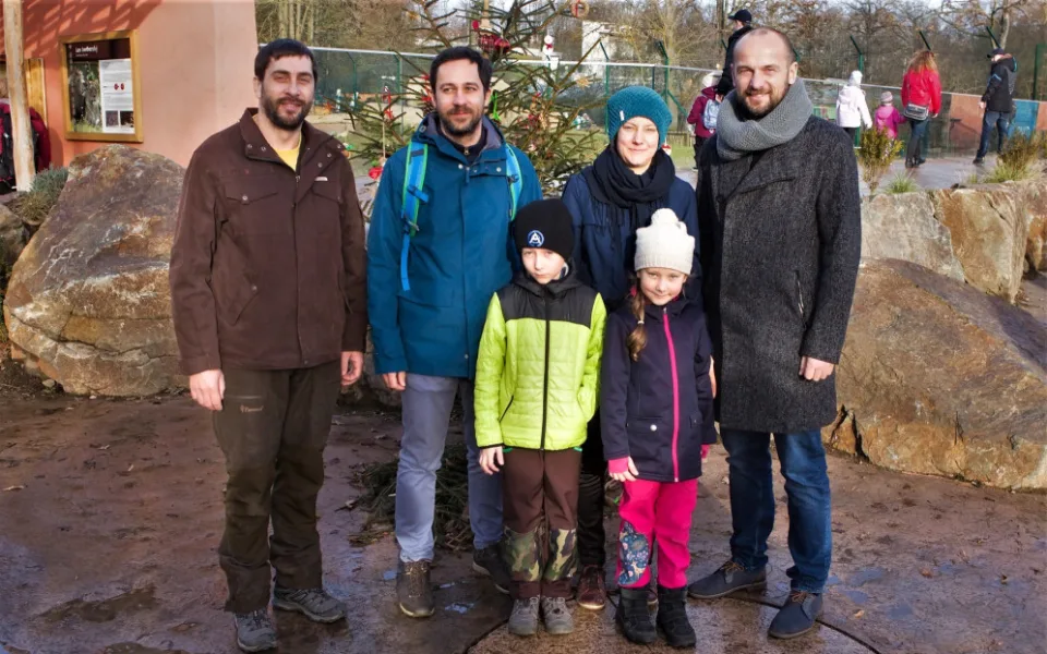 Vzácné návštěvníky přivítali a dárky předali za zřizovatele zoologické a botanické zahrady Město Plzeň náměstek primátora Aleš Tolar (vpravo) a hlavní zoolog Tomáš Jirásek