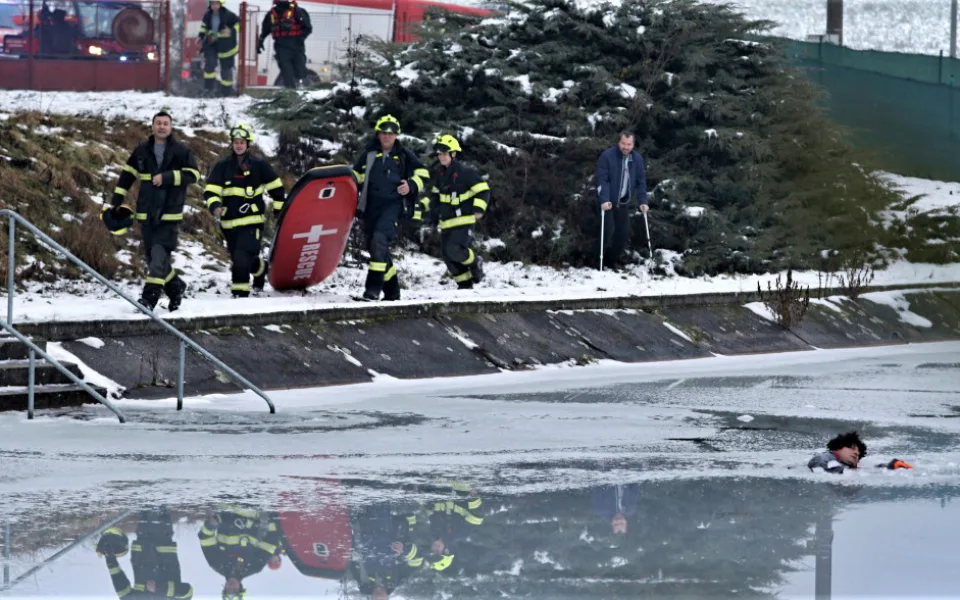 Velitel směny rokycanských hasičů ukončil po 26 letech službu, rozloučil se kuriózní záchranou tonoucího