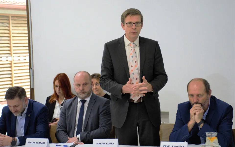 Ministr Kupka při jednání o gigafactory slíbil starostům lepší dopravní napojení, pilotům vláda nabídne alternativu