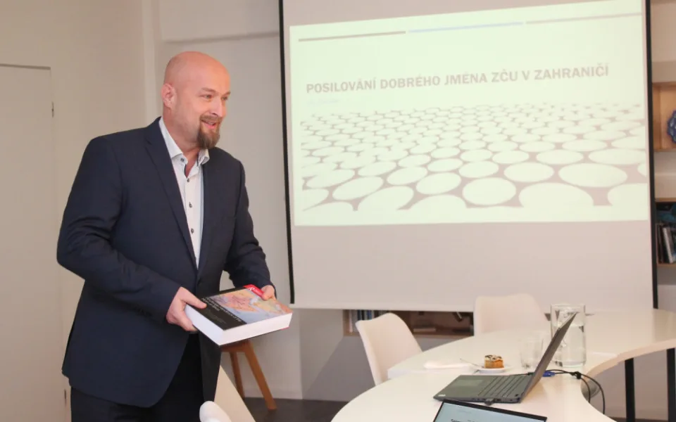Uznávaný afrikanista obdržel cenu za posilování dobrého jména plzeňské univerzity ve světě
