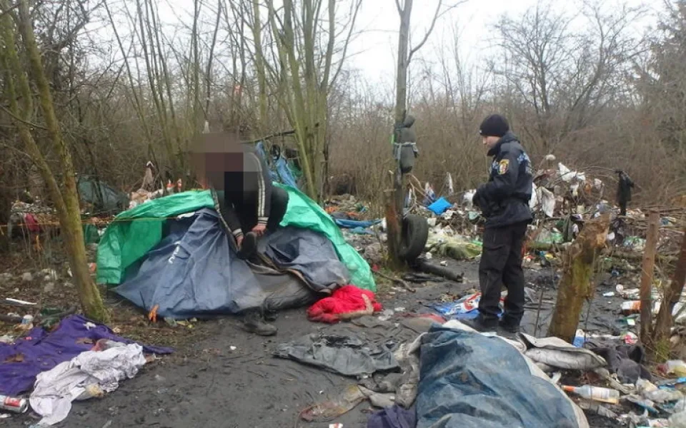 Celostátně hledaní muži se skrývali mezi bezdomovci, jednoho našli ve stanovém městečku a druhého pod mostem