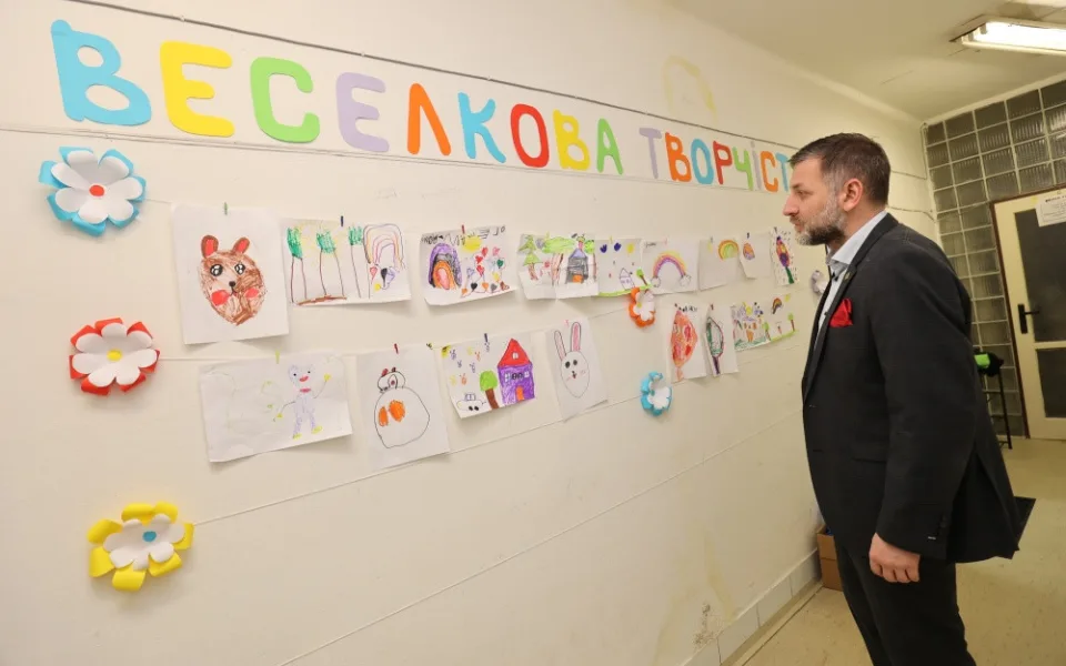 Hejtman Plzeňského kraje Rudolf Špoták si při návštěvě ubytovny a komunitního centra prohlédl obrázky dětí ukrajinských uprchlíků