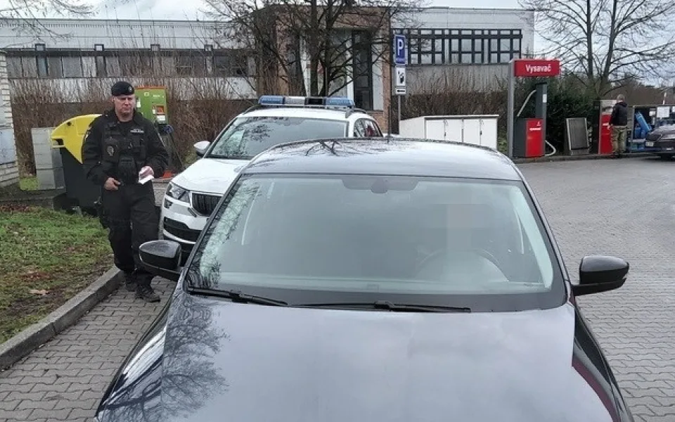 Silně opilý cizinec usedl za volat a jel si natankovat, obsluha pumpy pohotově zareagovala