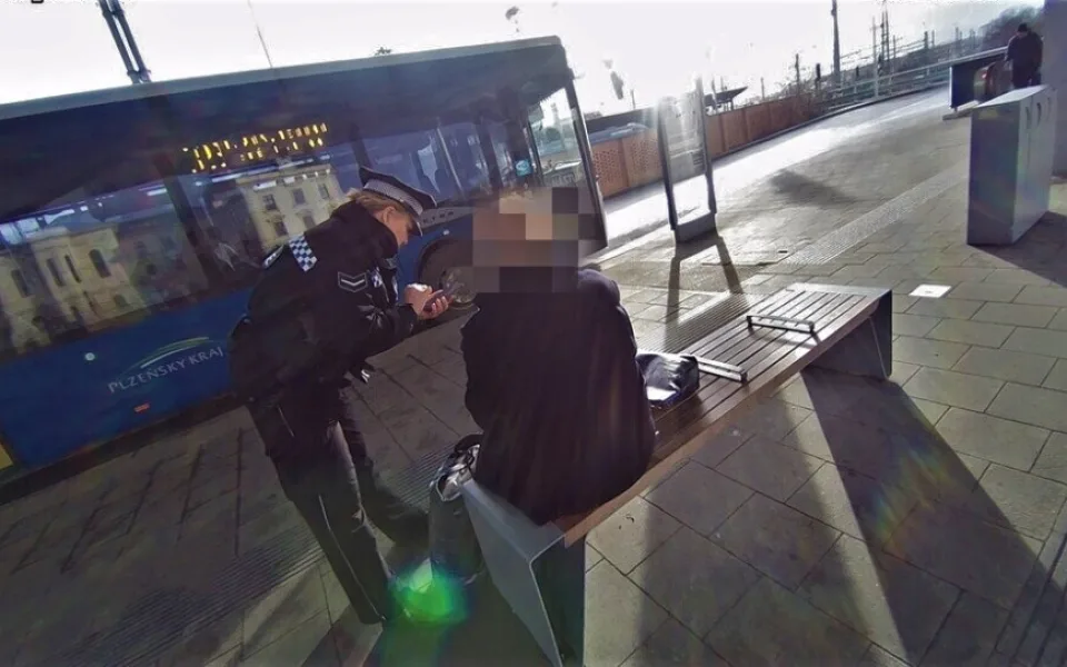 Seniorku zachránila ze sevření eskalátoru hlídka městské policie