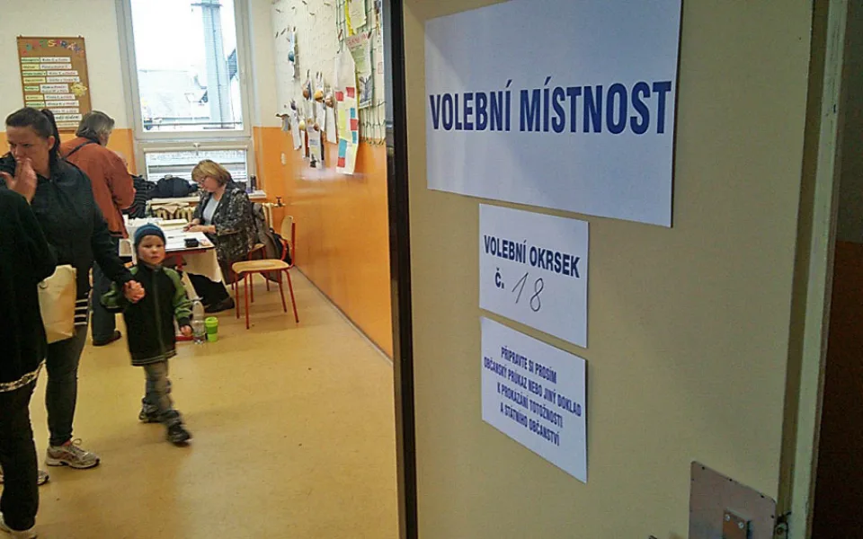 Volební místnosti se otevřely. Češi rozhodují o tom, kdo nahradí Miloše Zemana