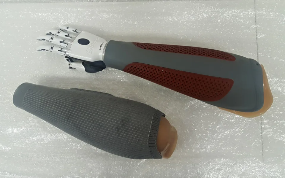 Plzeňští vědci německými kolegy vymysleli, jak vyrobit protézu ruky pomocí 3D tisku. Má to řadu výhod