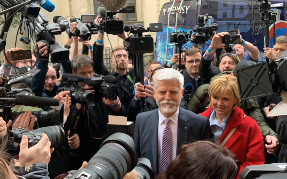Petr Pavel přichází do svého štábu v doprovodu manželky