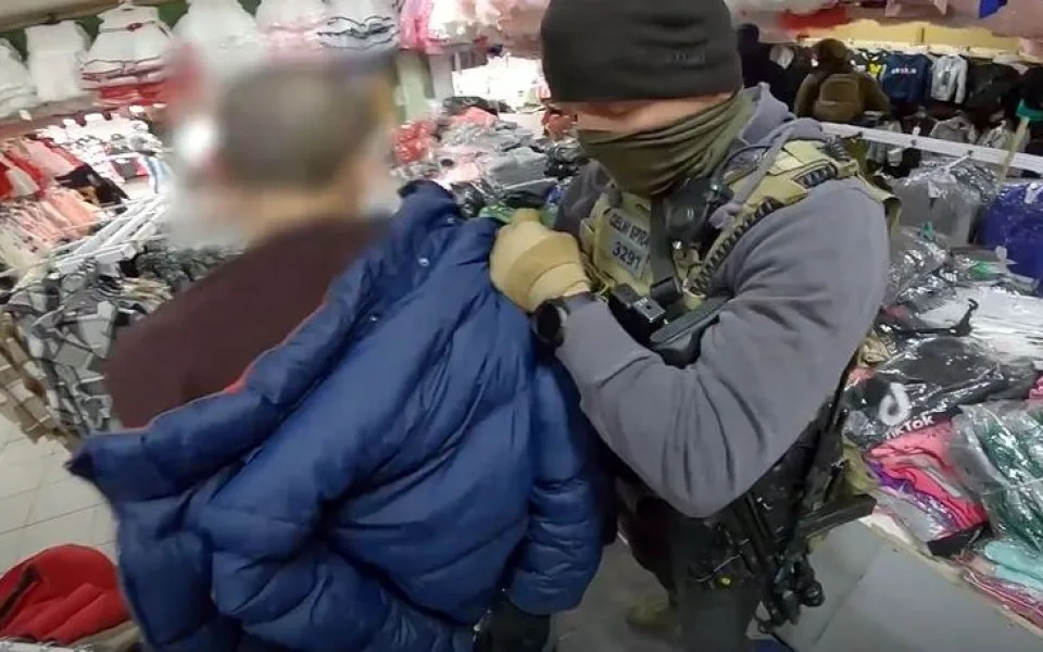 VIDEO: Asijský trhovec prodával vedle triček i kilogramy pervitinu. Celníci a policisté ho zadrželi přímo při činu