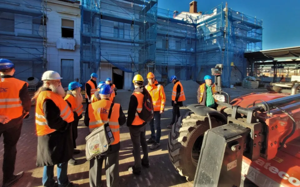 Jak se pracuje na rekonstrukci nádražní budovy se přišlo podívat vedení MO Plzeň 2 Slovany