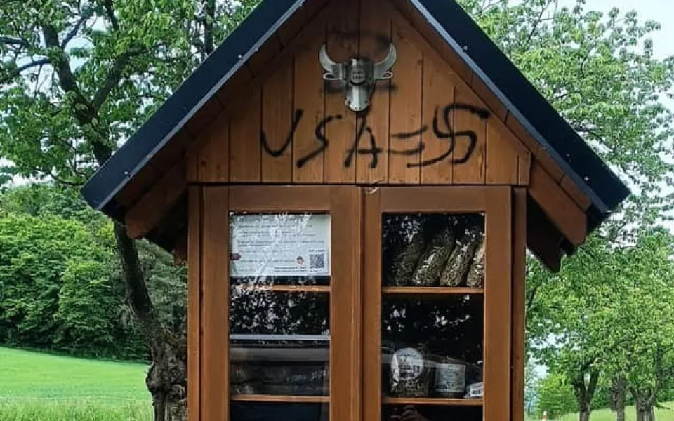 Mladý vandal se vyřádil na oblíbených samoobslužných boudičkách s krmením pro zvířata