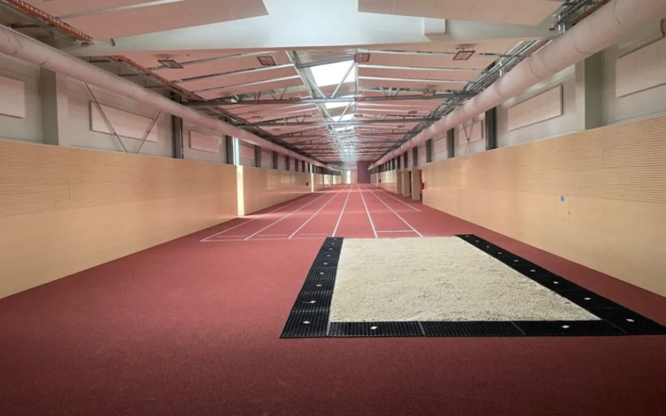 Sportovní gymnázium má nový atletický tunel se zázemím a parkoviště za 118 milionů korun