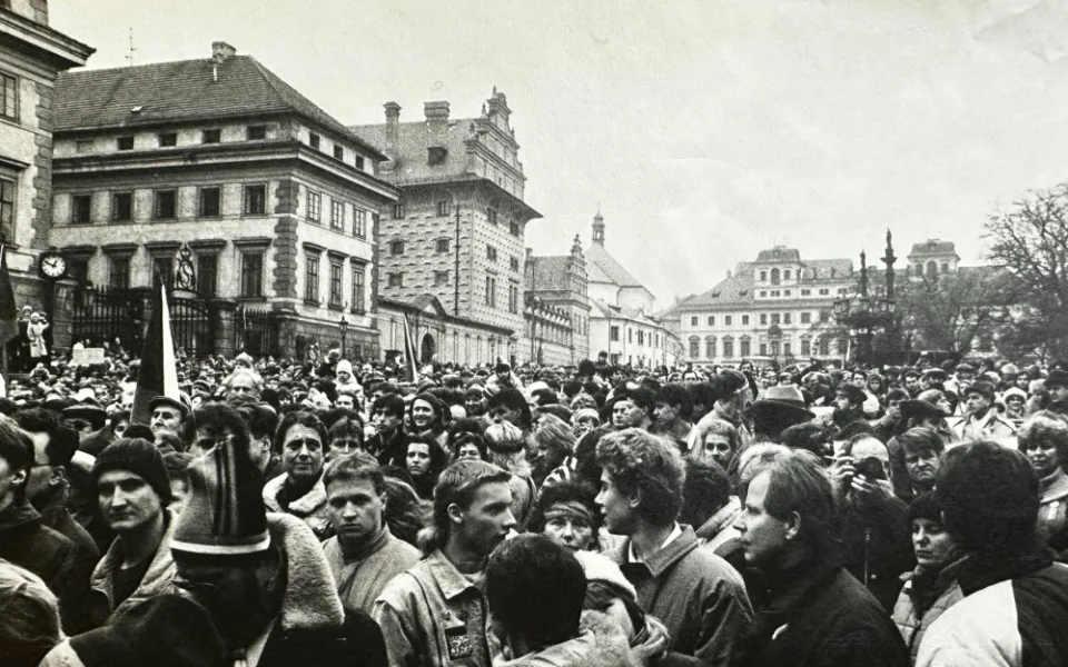 Občané Československa 29. prosince 1989 zaplnili všechna nádvoří Pražského hradu a přilehlého okolí při volbě prezidenta Václava Havla