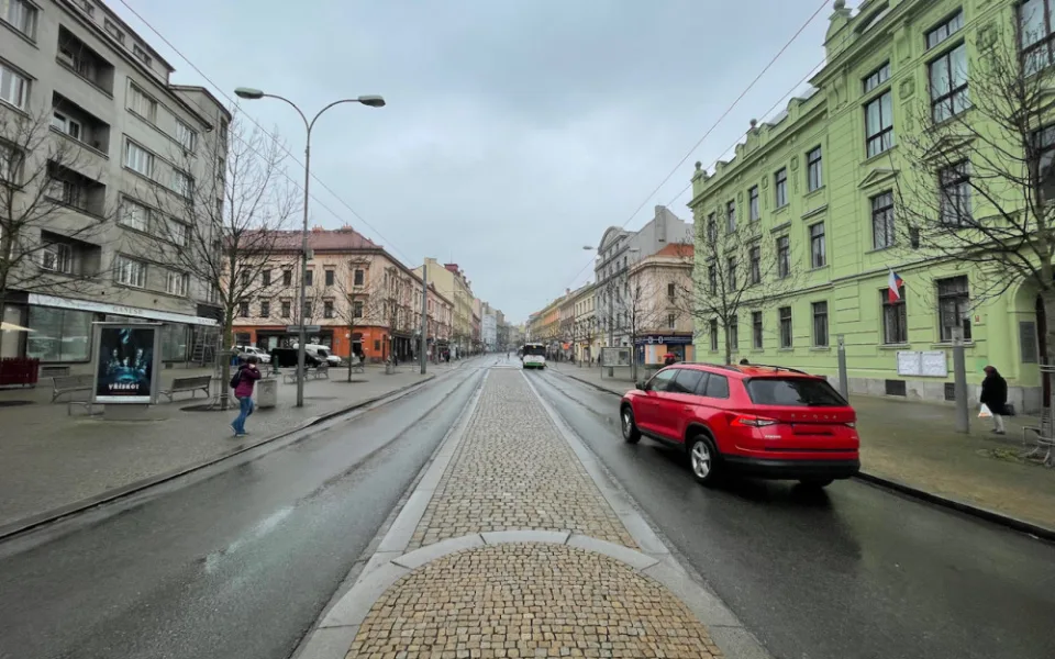 Po zákazu vjezdu automobilů do části Americké třídy se v tomto úseku výrazně zrychlil provoz MHD. Řada motoristů ale zákaz vjezdu nerespektuje