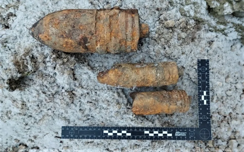 Na dne vypuštěného rybníka ležely tři nevybuchlé granáty, pyrotechnik je musel odpálit přímo na místě