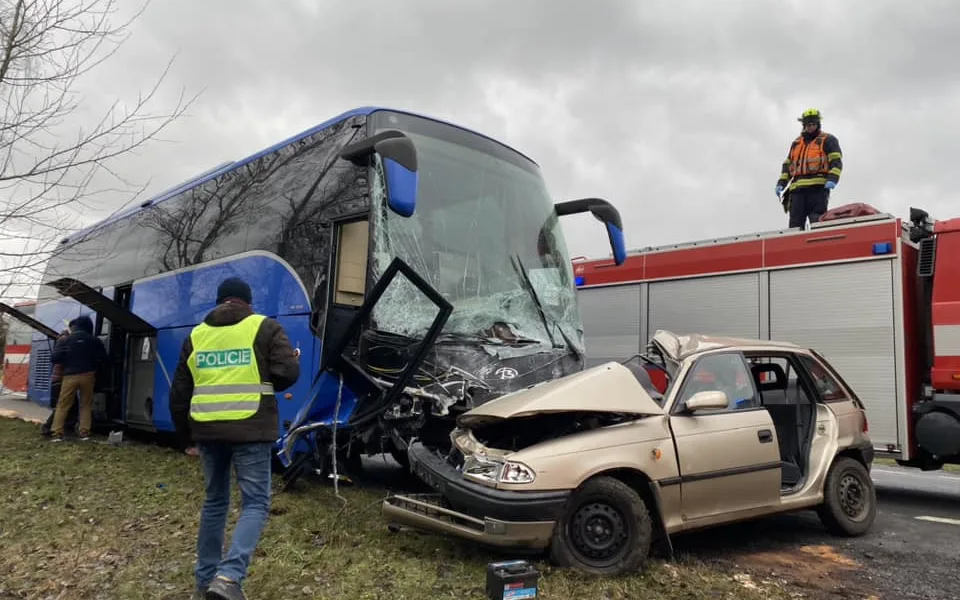 Autobus se zahraničními turisty se na nechvalně proslulém místě střetl s osobním automobilem