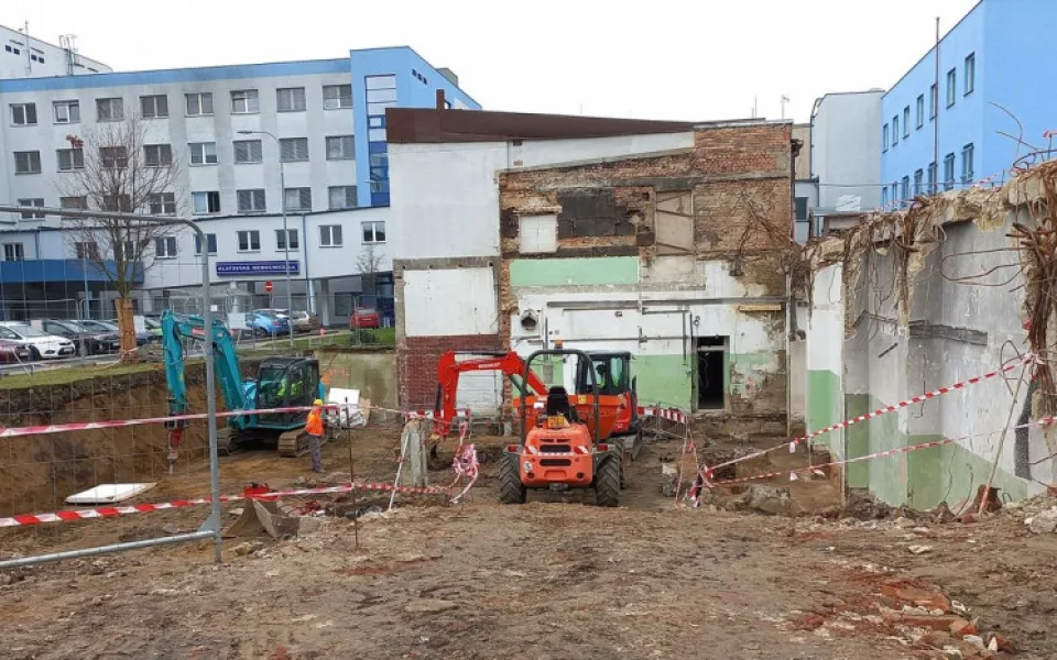 V areálu Klatovské nemocnice začala stavba nového pavilonu dialýzy. První pacienty zde ošetří příští zimu