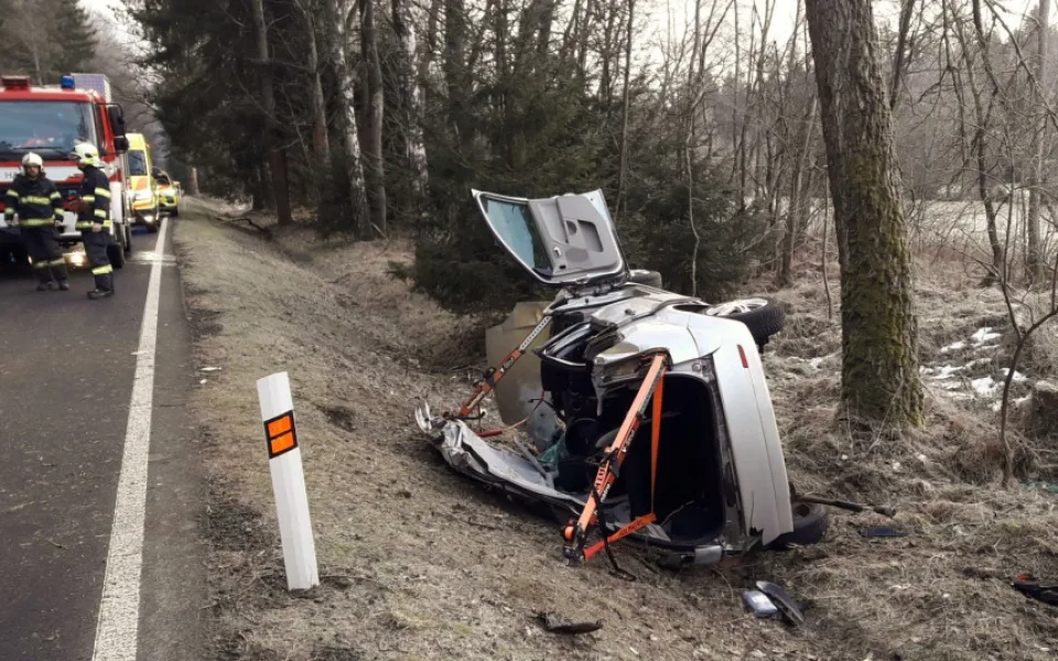 Pět osob se zranilo při ranní nehodě osobního automobilu. Mezi pasažéry byli čtyři chlapci ve věku 15 a 17 let