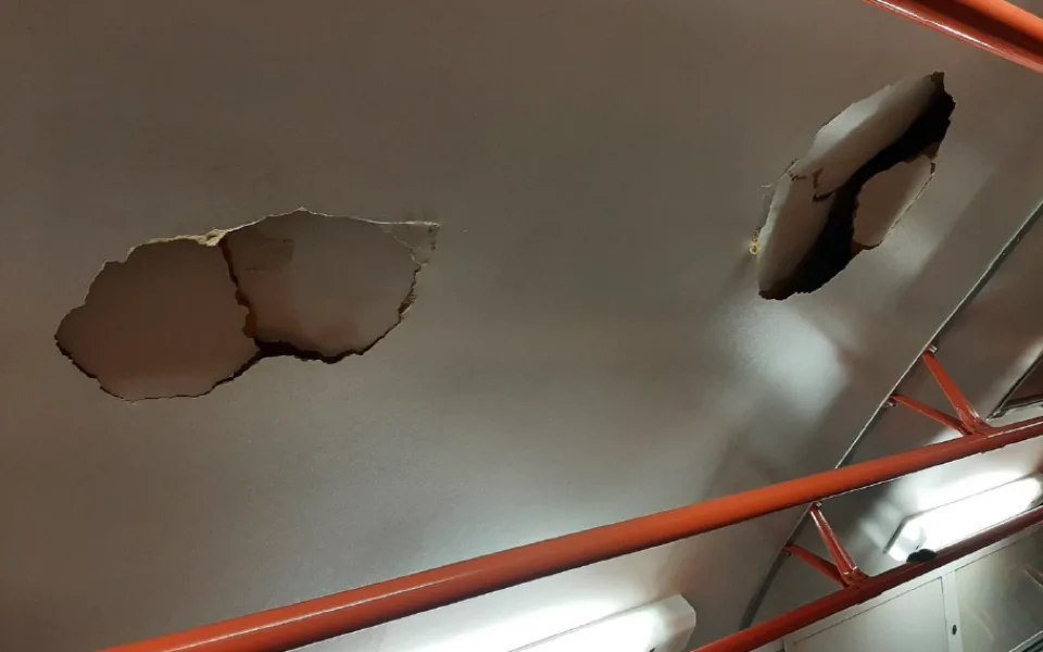Vandal poničil na dvou místech dvě tramvaje. Do stropních panelů prorazil díry a způsobil škodu za 100 000 Kč