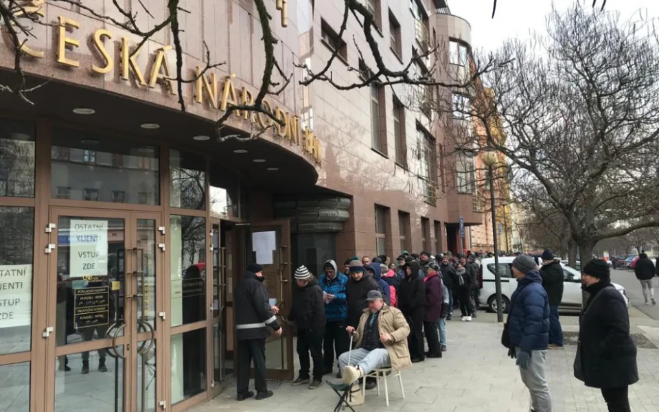 Lidé mrznou ve frontě dlouhé stovky metrů také před plzeňskou pobočkou České národní banky