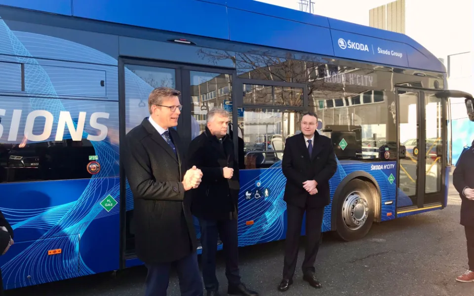 Nový vodíkový autobus Škoda H'CITY si ve výrobním závodě v Plzni prohlédl i ministr dopravy Martin Kupka (ODS)