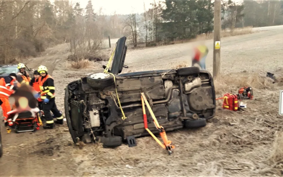 Při první nehodě na Tachovsku se auto převrátilo na bok, uvnitř zůstal zaklíněný řidič