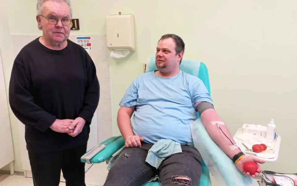 Hranici 500 odběrů krve či plazmy sice nepřekonal, i tak je ale Václav Pikeš rekordman. Syn jde v jeho stopách