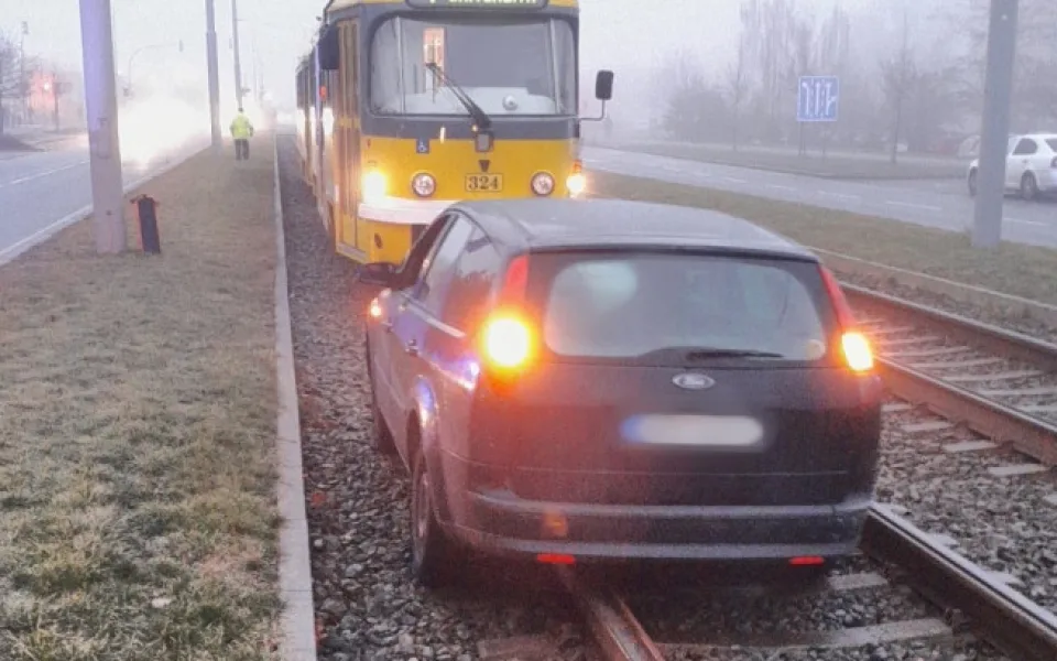 Další řidič si v Plzni hrál na tramvaj, uvízlé auto zastavilo provoz na vytížené lince