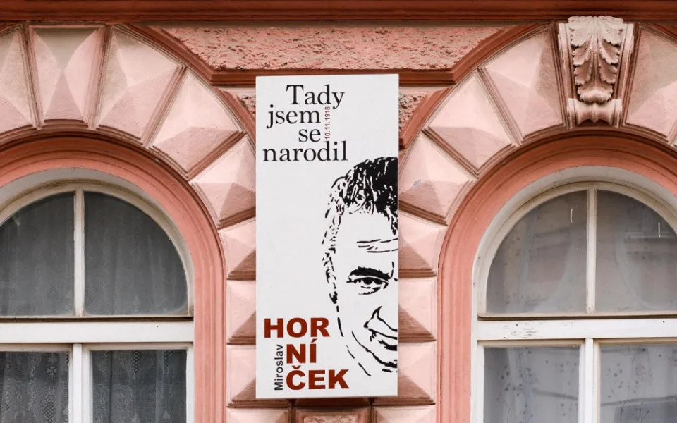 Před 20 lety nás opustil legendární bavič a dramatik Miroslav Horníček, jeho rodný dům zdobí pamětní deska